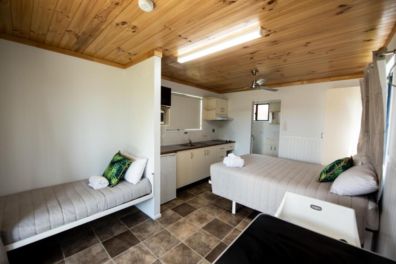 Sarina Palms Caravan And Cabins Village Екстериор снимка